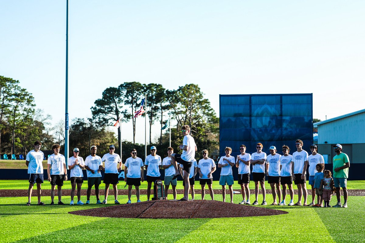 uncwswimdive's tweet photo. CAA Champions at the ballpark! ๐๏ธ
#SeahawkSwimDive https://t.co/n95Bn0ivpb