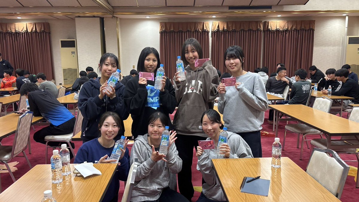 chukyowoman's tweet photo. 和歌山合宿2日目の様子です‼️
九鬼さんに差し入れをいただきました🍊
ありがとうございます✨
@takumi_0518 
残り2日、怪我しないように全力で頑張ります✊🏻
#中京大学
#中京大学陸上競技部 https://t.co/02GGpCV5gh