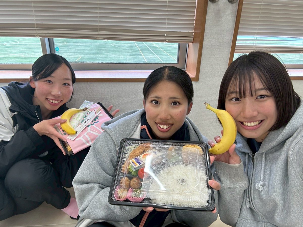 chukyowoman's tweet photo. 和歌山合宿2日目の様子です‼️
九鬼さんに差し入れをいただきました🍊
ありがとうございます✨
@takumi_0518 
残り2日、怪我しないように全力で頑張ります✊🏻
#中京大学
#中京大学陸上競技部 https://t.co/02GGpCV5gh