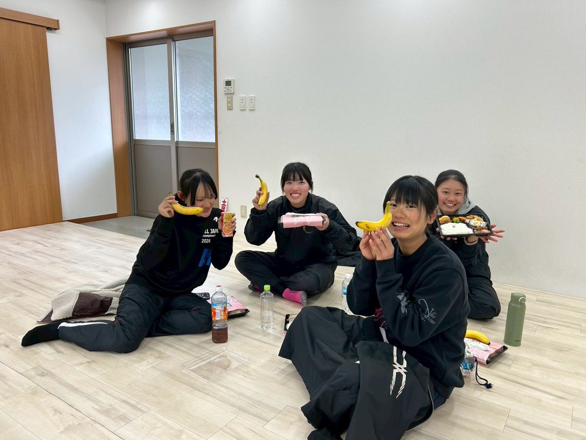 chukyowoman's tweet photo. 和歌山合宿2日目の様子です‼️
九鬼さんに差し入れをいただきました🍊
ありがとうございます✨
@takumi_0518 
残り2日、怪我しないように全力で頑張ります✊🏻
#中京大学
#中京大学陸上競技部 https://t.co/02GGpCV5gh