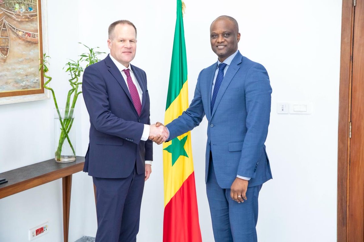 economie_sn's tweet photo. Le ministre de l’Économie, du Plan et de la Coopération a reçu en audience, ce mardi 10 mars 2026, Monsieur Eric Meyer, Sous-Secrétaire adjoint américain pour le Moyen-Orient et l’Afrique au département du Trésor des États-Unis.

À cette occasion, @RahmaneSARR a réitéré la capacité de résilience du marché financier régional dans le financement des États.
Le ministre a également souligné la nécessité d’accélérer le développement des financements hors bilan de l’État, notamment à travers des mécanismes de recyclage d’actifs publics, afin de mobiliser des ressources additionnelles pour le financement des investissements structurants.
#Sénégal #FinancementPublic #MarchéFinancier #CoopérationÉconomique
