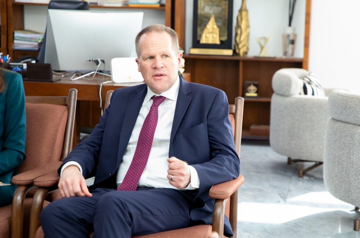 economie_sn's tweet photo. Le ministre de l’Économie, du Plan et de la Coopération a reçu en audience, ce mardi 10 mars 2026, Monsieur Eric Meyer, Sous-Secrétaire adjoint américain pour le Moyen-Orient et l’Afrique au département du Trésor des États-Unis.

À cette occasion, @RahmaneSARR a réitéré la capacité de résilience du marché financier régional dans le financement des États.
Le ministre a également souligné la nécessité d’accélérer le développement des financements hors bilan de l’État, notamment à travers des mécanismes de recyclage d’actifs publics, afin de mobiliser des ressources additionnelles pour le financement des investissements structurants.
#Sénégal #FinancementPublic #MarchéFinancier #CoopérationÉconomique