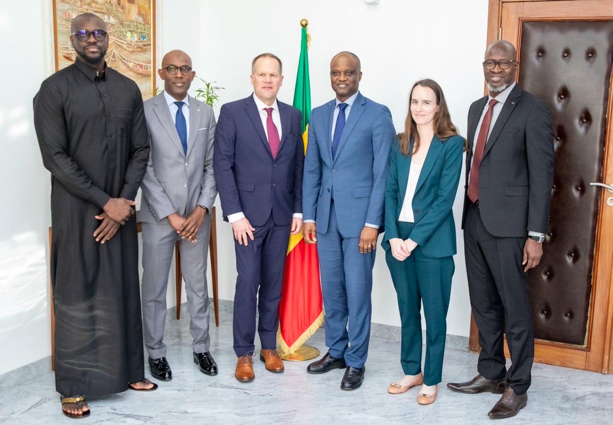 economie_sn's tweet photo. Le ministre de l’Économie, du Plan et de la Coopération a reçu en audience, ce mardi 10 mars 2026, Monsieur Eric Meyer, Sous-Secrétaire adjoint américain pour le Moyen-Orient et l’Afrique au département du Trésor des États-Unis.

À cette occasion, @RahmaneSARR a réitéré la capacité de résilience du marché financier régional dans le financement des États.
Le ministre a également souligné la nécessité d’accélérer le développement des financements hors bilan de l’État, notamment à travers des mécanismes de recyclage d’actifs publics, afin de mobiliser des ressources additionnelles pour le financement des investissements structurants.
#Sénégal #FinancementPublic #MarchéFinancier #CoopérationÉconomique