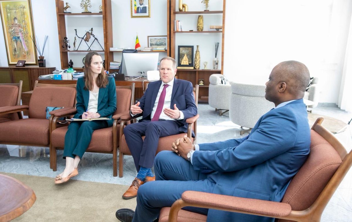 economie_sn's tweet photo. Le ministre de l’Économie, du Plan et de la Coopération a reçu en audience, ce mardi 10 mars 2026, Monsieur Eric Meyer, Sous-Secrétaire adjoint américain pour le Moyen-Orient et l’Afrique au département du Trésor des États-Unis.

À cette occasion, @RahmaneSARR a réitéré la capacité de résilience du marché financier régional dans le financement des États.
Le ministre a également souligné la nécessité d’accélérer le développement des financements hors bilan de l’État, notamment à travers des mécanismes de recyclage d’actifs publics, afin de mobiliser des ressources additionnelles pour le financement des investissements structurants.
#Sénégal #FinancementPublic #MarchéFinancier #CoopérationÉconomique