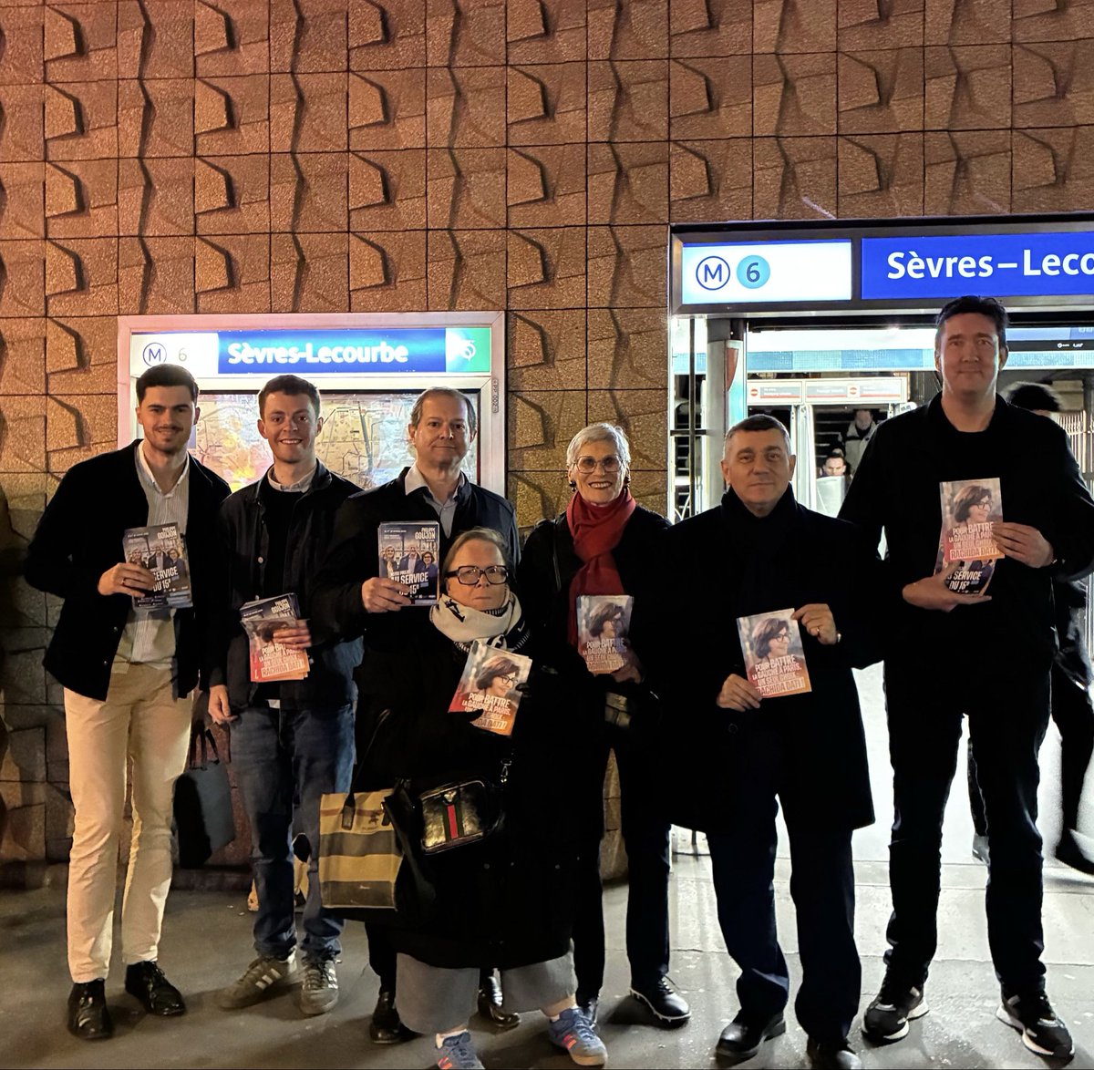 Laurent_RACAPE's tweet photo. 📍#Paris15: Métro Sèvres Lecourbe.
La dispersion des voix c’est assurer la victoire de la gauche. Un seul vote utile dès le 15 Mars permet l’alternance à #Paris c’est @datirachida et @Philippe_Goujon dans le 15ème 🚀
@PourDati2026 #Rachidadati #dati2026 https://t.co/oGdxjHnDWP