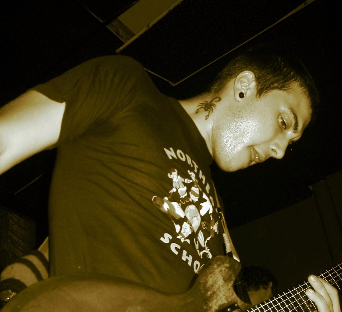 Arod_a_'s tweet photo. "this cute little bastard here, with the scorpion on his neck" 💕🥰🤲🏻☺️💞🖤

this was ONE DAY before frank fought that dude who made fun of gerard while he was wearing the james dean shirt https://t.co/4IoHJG8BlP