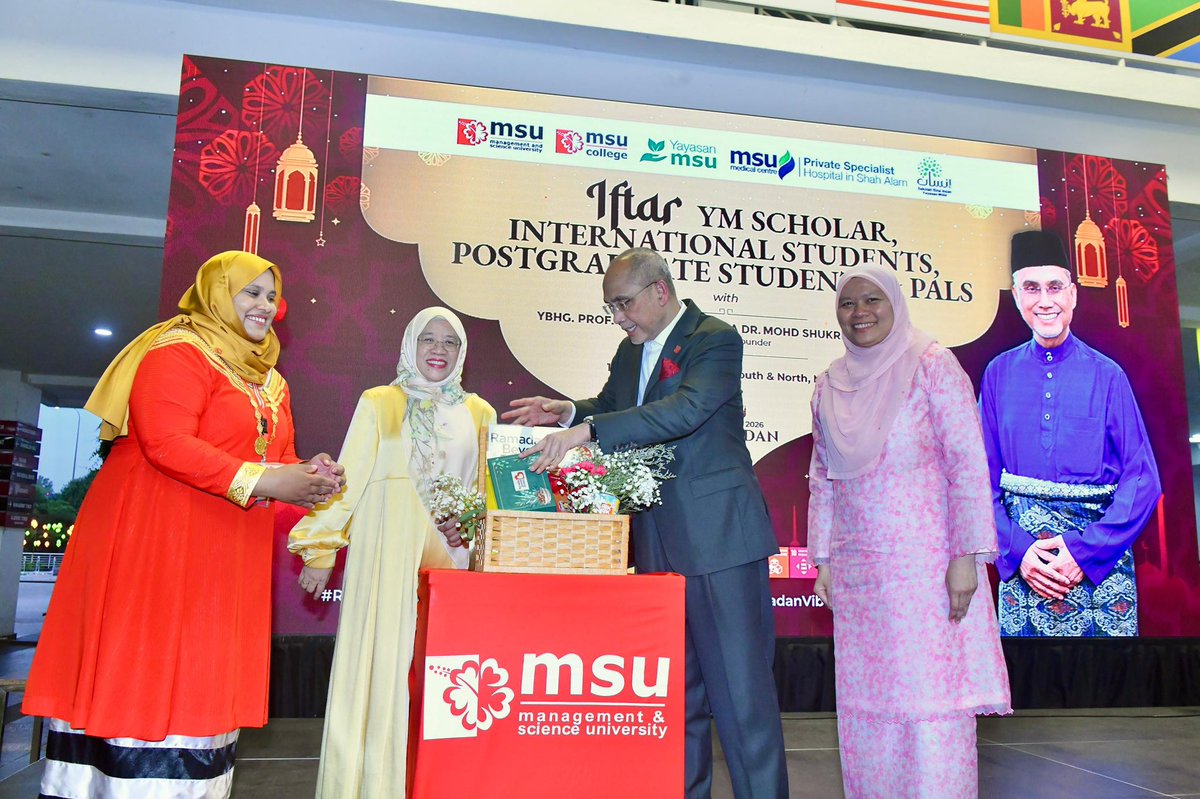 MohdShukriYajid's tweet image. Officiated the Iftar with our @YayasanMSU Scholars, International &amp;amp; Postgraduate students and #MSUPALS. A meaningful evening under #MSUIhyaRamadan, reflecting the campus spirit of #RamadanVibes. Growing together as one @MSUMalaysia community, where cultures and values collide.