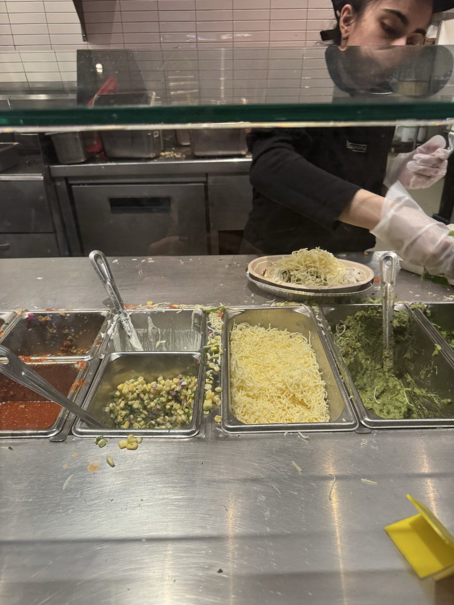 SoccerSheriff's tweet photo. @ChipotleTweets your Syosset, NY store is atrocious. I hope the food handling is safe. Unsure I can take my family here again. https://t.co/y018kBnVJn