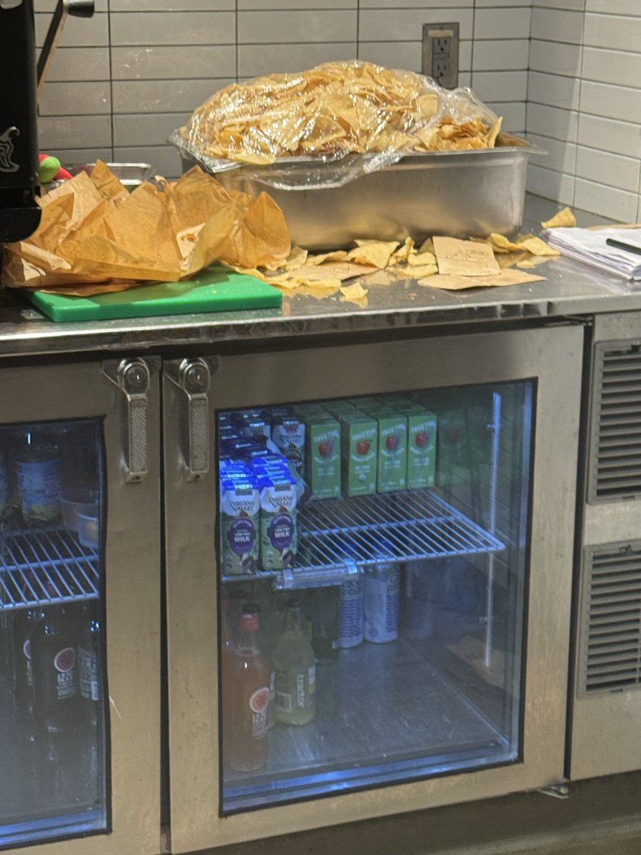 SoccerSheriff's tweet photo. @ChipotleTweets your Syosset, NY store is atrocious. I hope the food handling is safe. Unsure I can take my family here again. https://t.co/y018kBnVJn