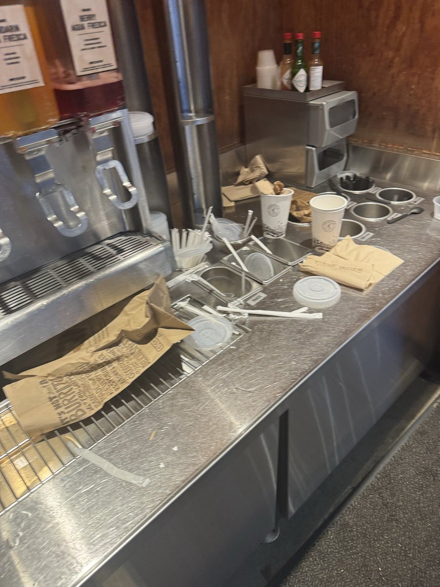 SoccerSheriff's tweet photo. @ChipotleTweets your Syosset, NY store is atrocious. I hope the food handling is safe. Unsure I can take my family here again. https://t.co/y018kBnVJn