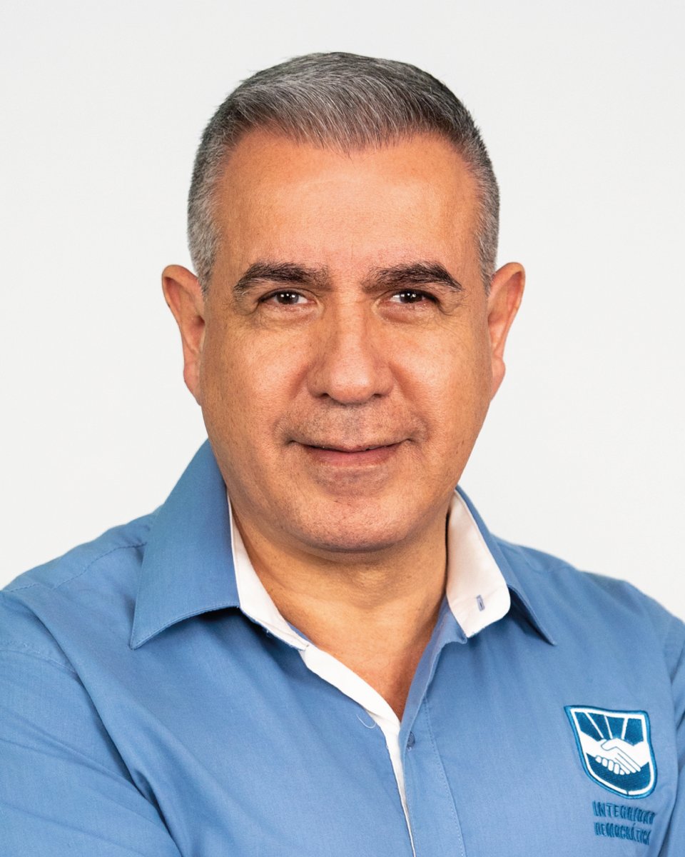 PitucadeBarrio's tweet photo. Resolvamos está duda civilizadamente, si mañana fueran las elecciones. ¿Por quién votarias?

– RT 🔄  Wolfgang Grozo 
– Fav ❤️  Alfonso López Chau 
– Comenten 💬 Rafael López Aliaga https://t.co/fzTQjnHiqt