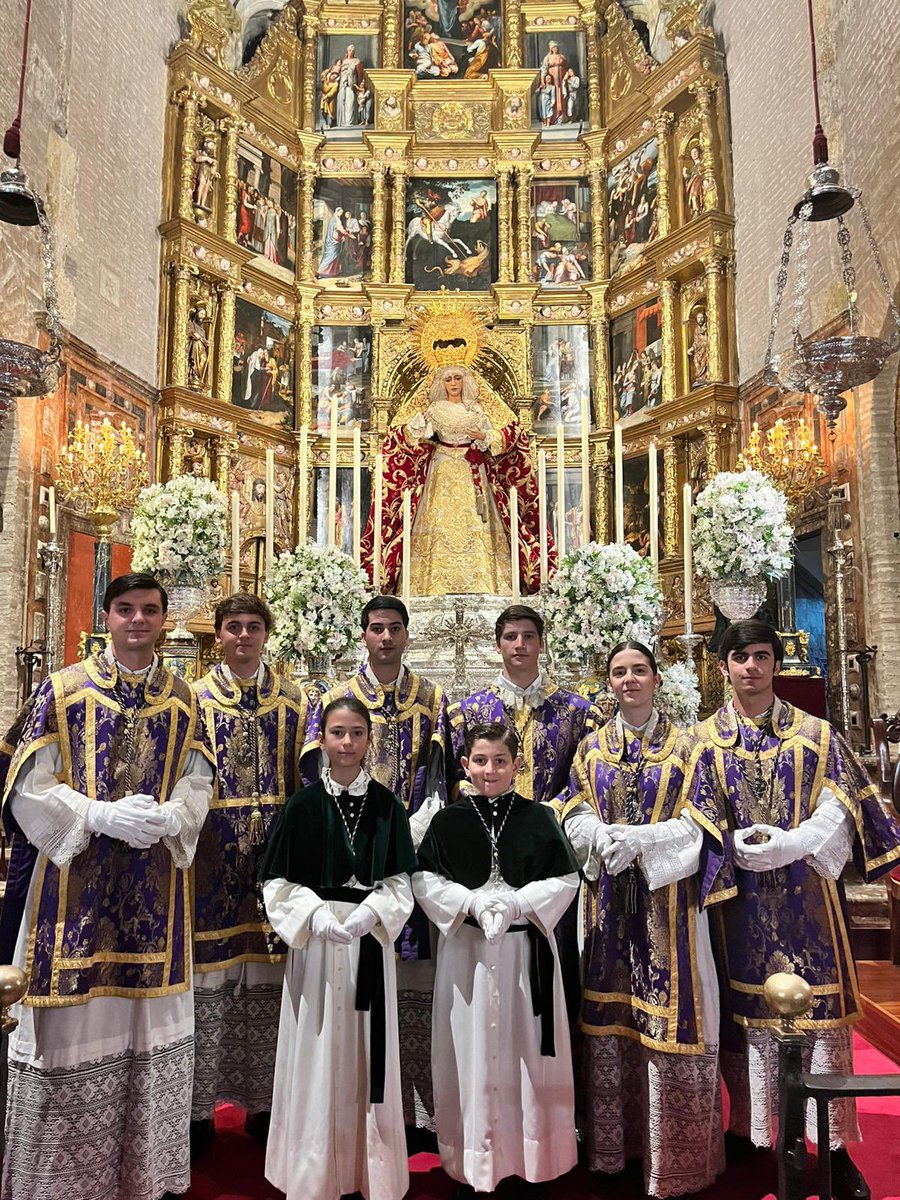 Acólitos de la <a href="/EspDeTriana/">Esperanza de Triana</a> en el 3º día de septenario en honor a Nuestra Señora de la Esperanza.