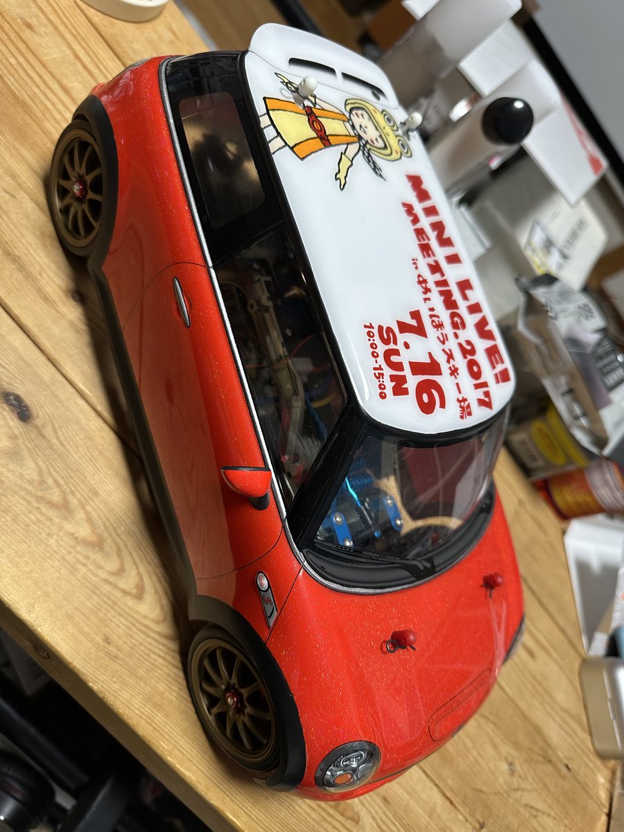 julius_papa's tweet photo. 10年ぶりぐらいの里帰り
前職の時、イベントのフライヤーイラストを元にラジコンボディ作成
パネル継ぎ目にラインテープ貼ったり、窓枠やモールも塗装したり、かなりこだわってるな〜
お店のお二人もお元気でなにより
#TAMIYA_RC
#MINI_LIVE
@okawa_mokei https://t.co/2ClI9aVM7K