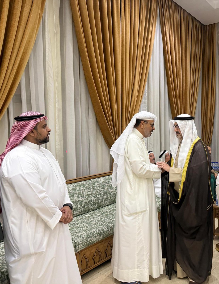 alkuwaityahnews's tweet photo. ▪️قام معالي #محافظ_العاصمة الشيخ عبدالله سالم العلي الصباح بتقديم واجب العزاء لأسرة شهيد الواجب الرائد #فهد_عبدالعزيز_المجمد 

وأعرب معاليه عن خالص تعازيه لأسرة الشهيد وذويه، مؤكدا  أن شهداء الكويت سيبقون محل فخر واعتزاز للوطن.

#الكويت 
@Capitalgovkwt https://t.co/VmN0C8pTHc