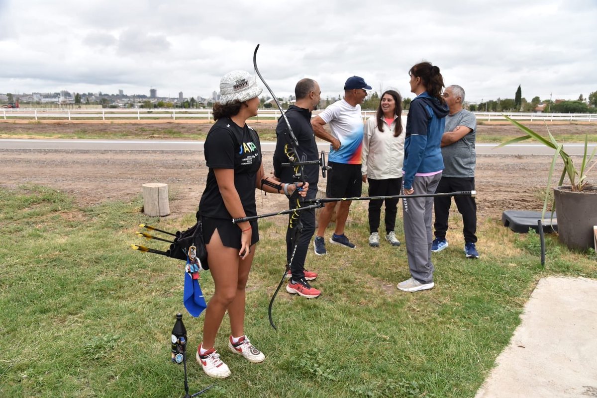 maritavillone's tweet photo. Y una alegría inmensa de ver el entrenamiento de Oriana González, nuestra deportista de Selección Argentina, integrante de Arqueros del Comahue! Lo mejor para vos, Esteban y Wanda en la Ciudad de La Plata! 💪#OrgulloNeuquino @Rolo_Figueroa @josecodermatz https://t.co/4VfzCorSGq