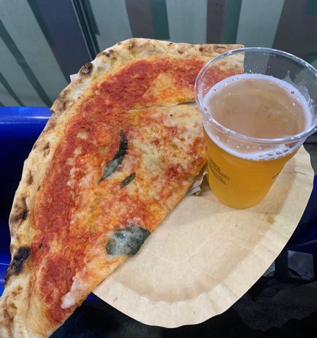 GradaBpro's tweet photo. 💶 9.95€ esta pizza + cerveza en el Olimpico de Roma.

Pues oye.

vía @FootyScran https://t.co/LEGBThMUbV