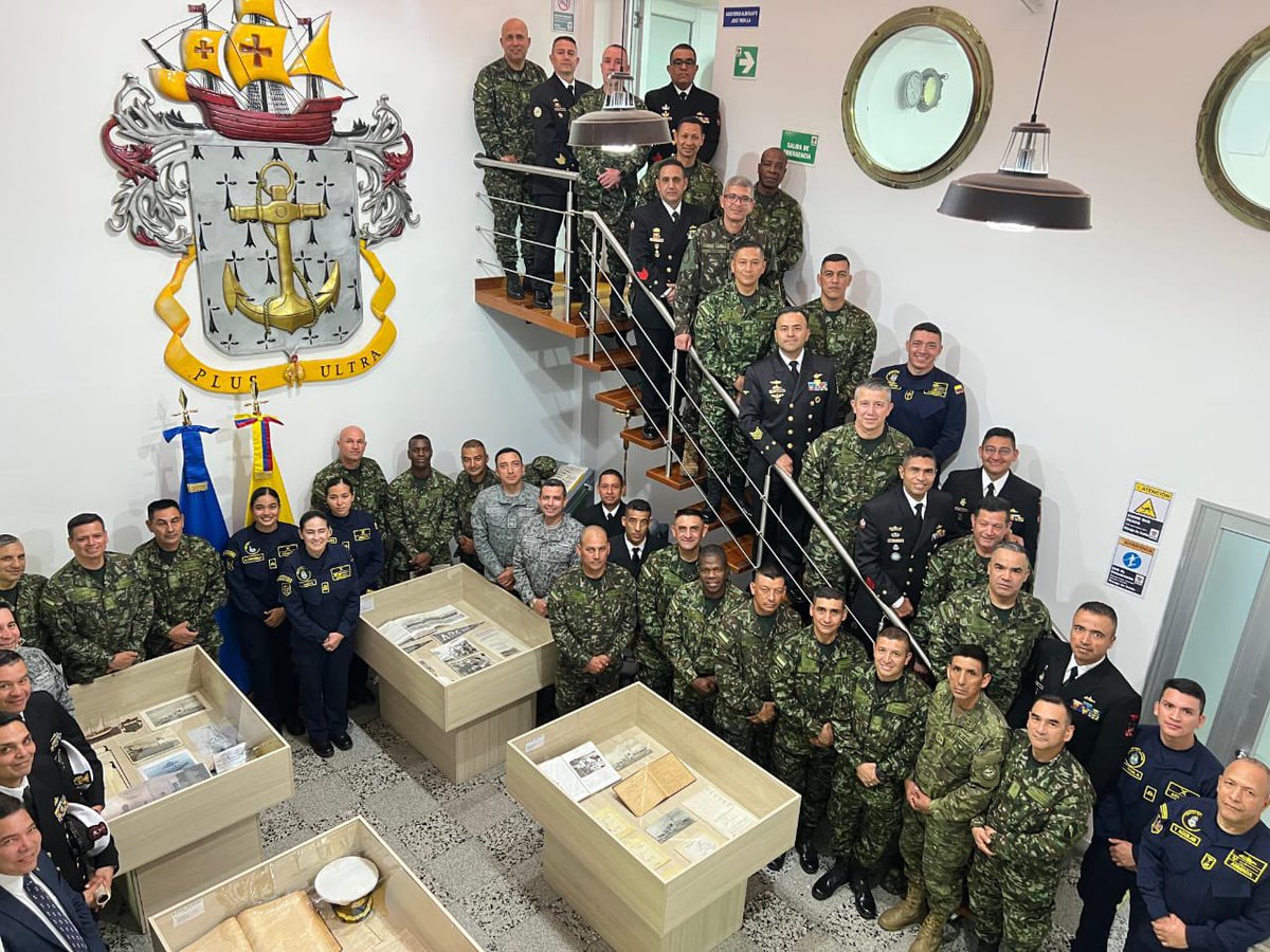 ArmadaColombia's tweet photo. ¡Fortaleciendo la identidad de los Suboficiales de las Fuerzas Militares de Colombia! ⚓📜

​Hoy, la Dirección de Historia Naval en coordinación con la Academia Naval de Estudios Estratégicos (ANEES) recibió 47 Suboficiales de Alta Jerarquía del curso PISAJ No. 22. 

Así mismo, contamos con la grata presencia de invitados internacionales de Brasil y Ecuador, reafirmando lazos de hermandad.

​A través de un recorrido por el legado y la evolución de la Armada Nacional, los participantes reforzaron su compromiso y sentido de pertenencia con la defensa de la soberanía nacional. 🇨🇴✨

#AzulQueInspira 
#FuerzaQueProtege
​#HistoriaNaval