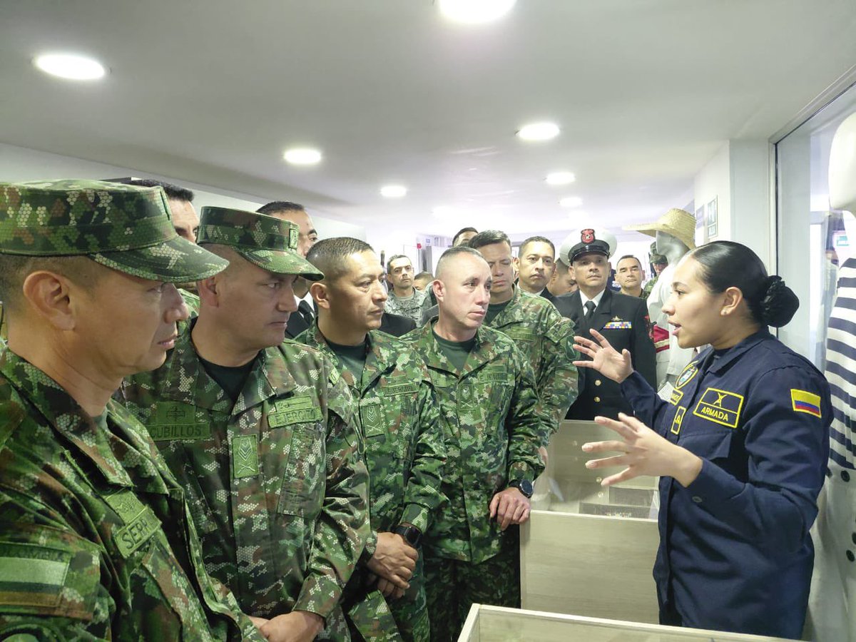 ArmadaColombia's tweet photo. ¡Fortaleciendo la identidad de los Suboficiales de las Fuerzas Militares de Colombia! ⚓📜

​Hoy, la Dirección de Historia Naval en coordinación con la Academia Naval de Estudios Estratégicos (ANEES) recibió 47 Suboficiales de Alta Jerarquía del curso PISAJ No. 22. 

Así mismo, contamos con la grata presencia de invitados internacionales de Brasil y Ecuador, reafirmando lazos de hermandad.

​A través de un recorrido por el legado y la evolución de la Armada Nacional, los participantes reforzaron su compromiso y sentido de pertenencia con la defensa de la soberanía nacional. 🇨🇴✨

#AzulQueInspira 
#FuerzaQueProtege
​#HistoriaNaval
