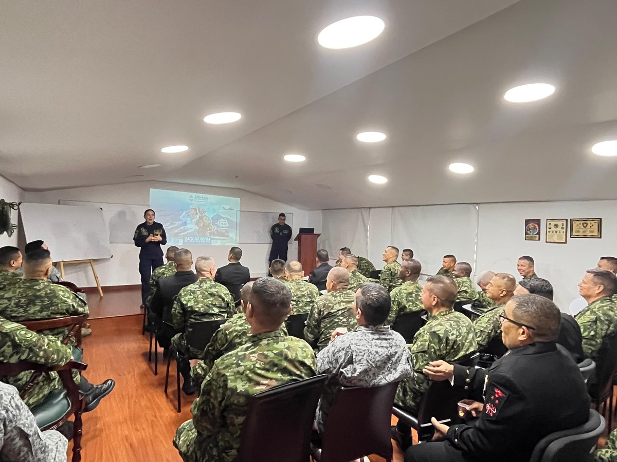 ArmadaColombia's tweet photo. ¡Fortaleciendo la identidad de los Suboficiales de las Fuerzas Militares de Colombia! ⚓📜

​Hoy, la Dirección de Historia Naval en coordinación con la Academia Naval de Estudios Estratégicos (ANEES) recibió 47 Suboficiales de Alta Jerarquía del curso PISAJ No. 22. 

Así mismo, contamos con la grata presencia de invitados internacionales de Brasil y Ecuador, reafirmando lazos de hermandad.

​A través de un recorrido por el legado y la evolución de la Armada Nacional, los participantes reforzaron su compromiso y sentido de pertenencia con la defensa de la soberanía nacional. 🇨🇴✨

#AzulQueInspira 
#FuerzaQueProtege
​#HistoriaNaval