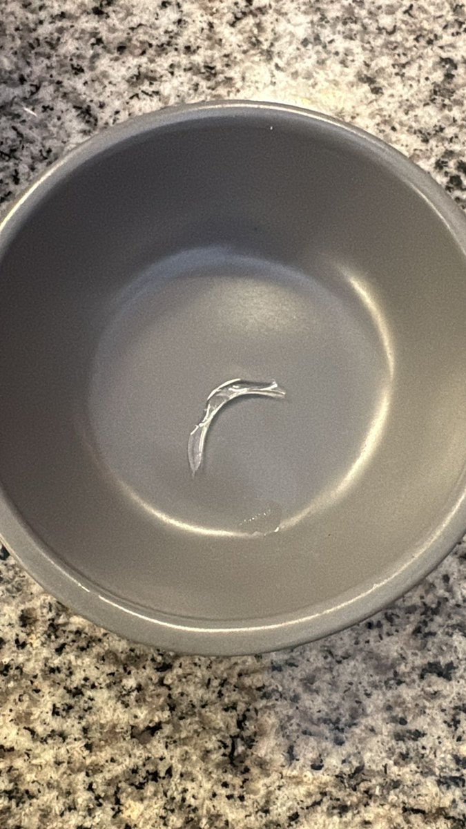 BERTABAHAM197's tweet photo. Hace unos días encontré un vidrio filoso dentro de una botella de capel Ice al tomar el último sorbo me corto el labio inferior, superior y el paladar
Por suerte lo escupí y no lo tragué.
La respuesta al reclamo "disculpas no paso a mayores".
@CocaCola @CocaColaChile
@PiscoCapel https://t.co/Mog3kaCKlk