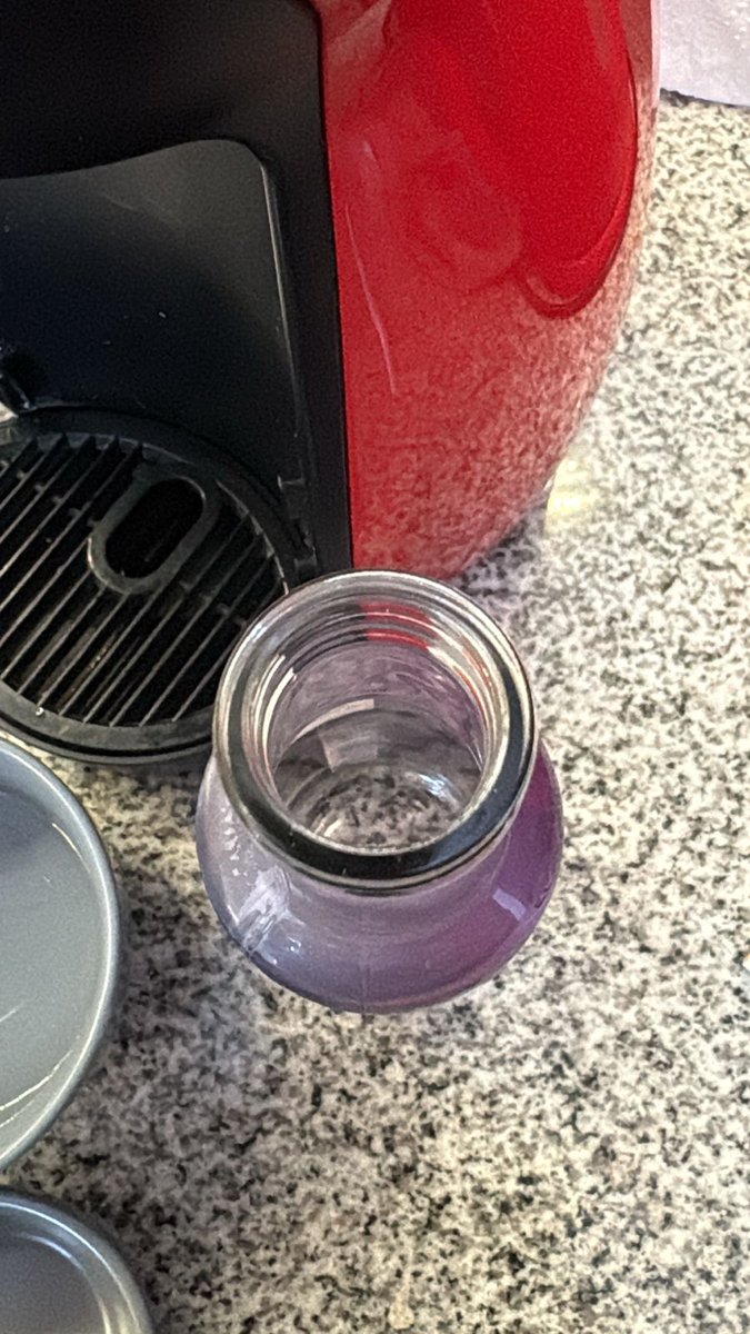 BERTABAHAM197's tweet photo. Hace unos días encontré un vidrio filoso dentro de una botella de capel Ice al tomar el último sorbo me corto el labio inferior, superior y el paladar
Por suerte lo escupí y no lo tragué.
La respuesta al reclamo "disculpas no paso a mayores".
@CocaCola @CocaColaChile
@PiscoCapel https://t.co/Mog3kaCKlk