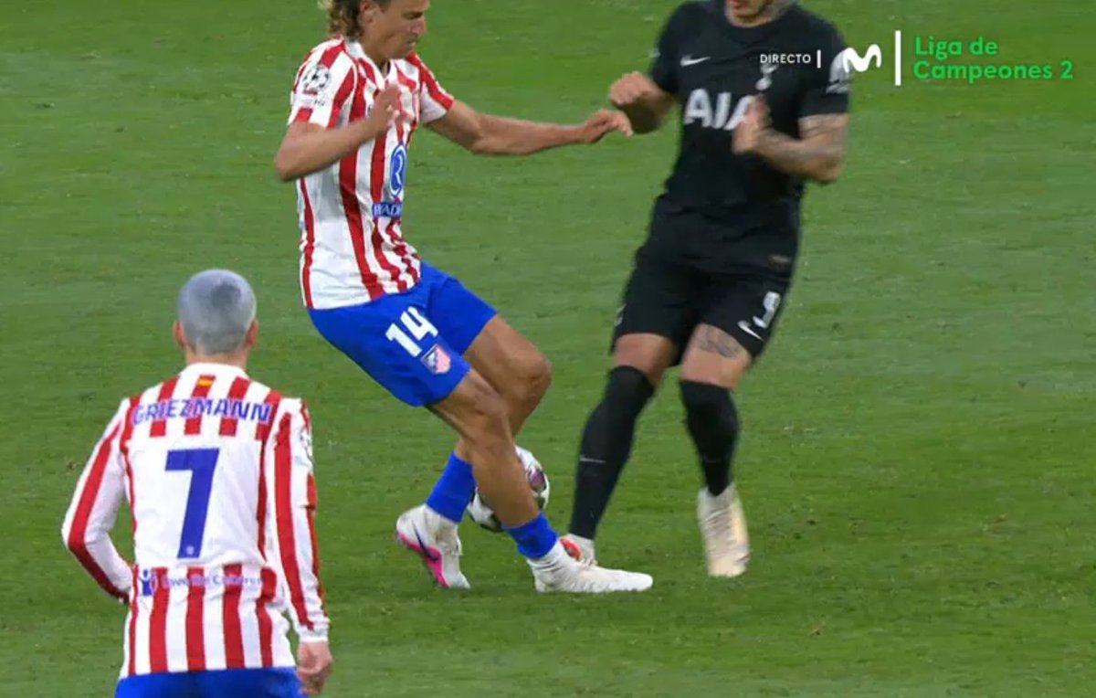 equipeKhabig's tweet photo. A mi me tendrán que explicar muy despacito por qué el VAR no quiso revisar estas dos rojas clarisimas sobre Llorente y Hancko.

Y como no se pitó la cesión más clara de la historia.

Uno de los peores arbitrajes que recuerdo en muchísimo tiempo. https://t.co/8L6F5MkgPO