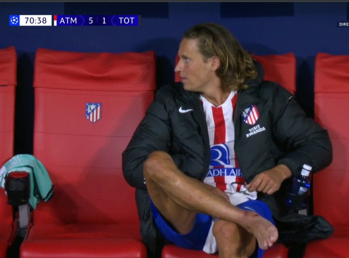 equipeKhabig's tweet photo. A mi me tendrán que explicar muy despacito por qué el VAR no quiso revisar estas dos rojas clarisimas sobre Llorente y Hancko.

Y como no se pitó la cesión más clara de la historia.

Uno de los peores arbitrajes que recuerdo en muchísimo tiempo. https://t.co/8L6F5MkgPO