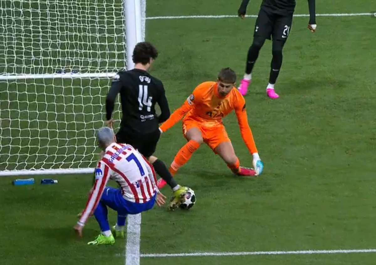 equipeKhabig's tweet photo. A mi me tendrán que explicar muy despacito por qué el VAR no quiso revisar estas dos rojas clarisimas sobre Llorente y Hancko.

Y como no se pitó la cesión más clara de la historia.

Uno de los peores arbitrajes que recuerdo en muchísimo tiempo. https://t.co/8L6F5MkgPO