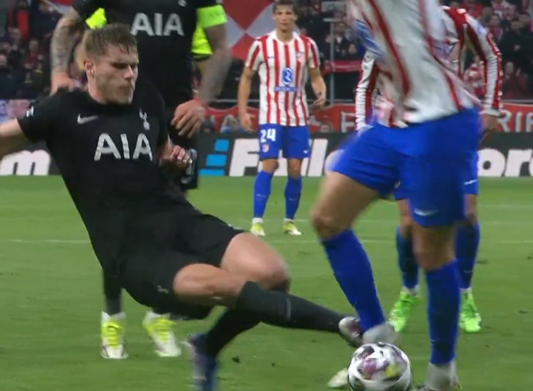 equipeKhabig's tweet photo. A mi me tendrán que explicar muy despacito por qué el VAR no quiso revisar estas dos rojas clarisimas sobre Llorente y Hancko.

Y como no se pitó la cesión más clara de la historia.

Uno de los peores arbitrajes que recuerdo en muchísimo tiempo. https://t.co/8L6F5MkgPO