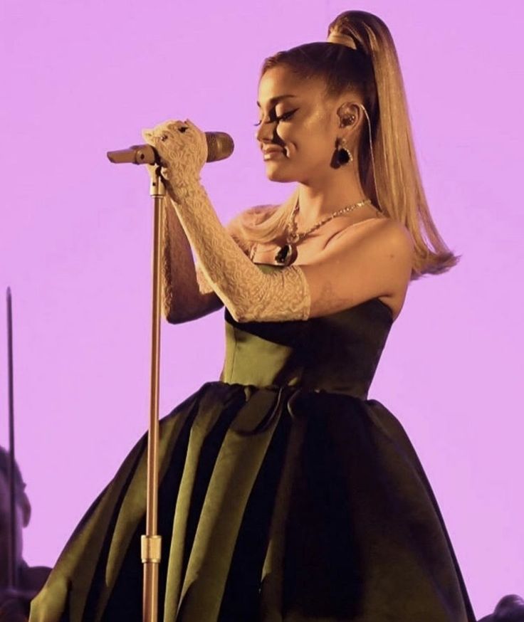 Lou (is not seeing ariana) tweet media