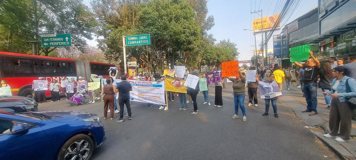 HuanSolo's tweet photo. Sin Metrobus por manifestación en insurgentes ya que un amigo y
Vecino se encuentra desaparecido y los camiones en sentido contrario Genaro David Lugo Romero @UCS_GCDMX @c4jimenez  hasta encontrarlo ! @Claudiashein @Gabyosoriohdz @TlalpanVecinos @nmasforo https://t.co/oRBeUwtqBv