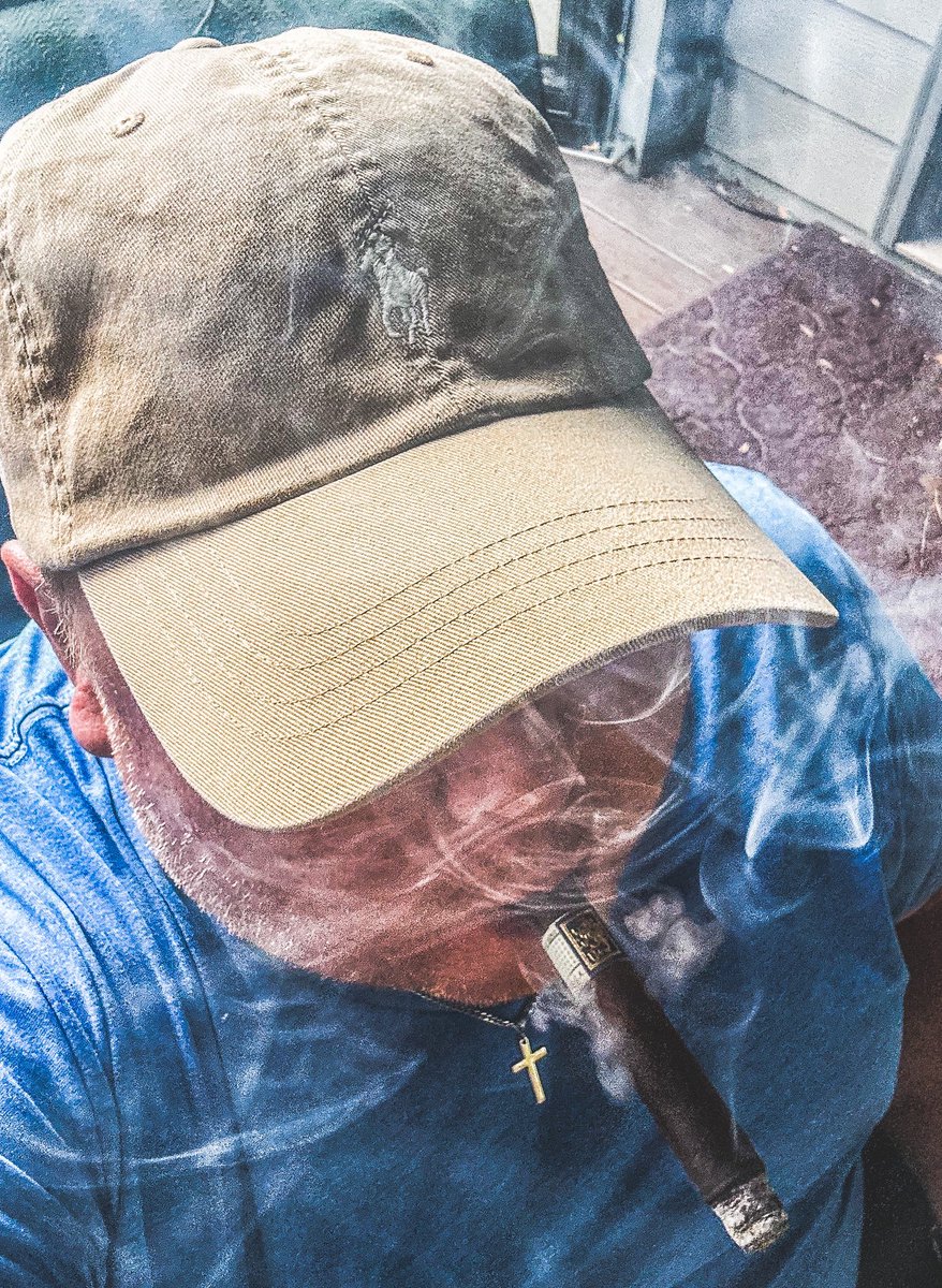 stogiedad's tweet photo. Quiet evening, left to myself.  Decided to kill a 🐀 before dinner…@drewestatecigar #LigaPrivada Unicos #DirtyRat.  Nice way to clear my mind.  #nowsmoking #CigarLife #CigarsOnX #BOTL https://t.co/fSnCP6J63G