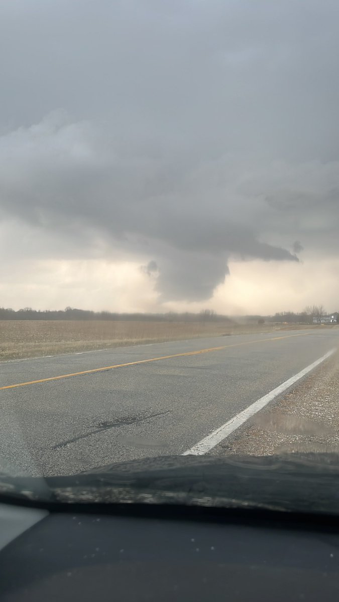 JaredC_2001's tweet photo. Rotating wall cloud. Facing Bald Bluff Illinois @NWSQuadCities https://t.co/DNjmt0LjqG