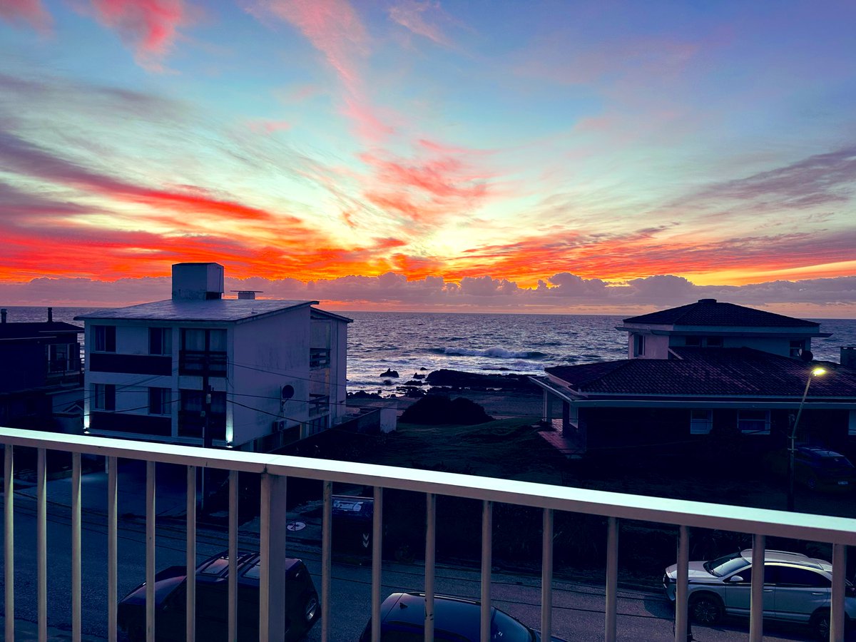 AnahiRRII's tweet photo. ¿Hay algo más lindo que los cielos de Uruguay? https://t.co/7DzfoKlC4y
