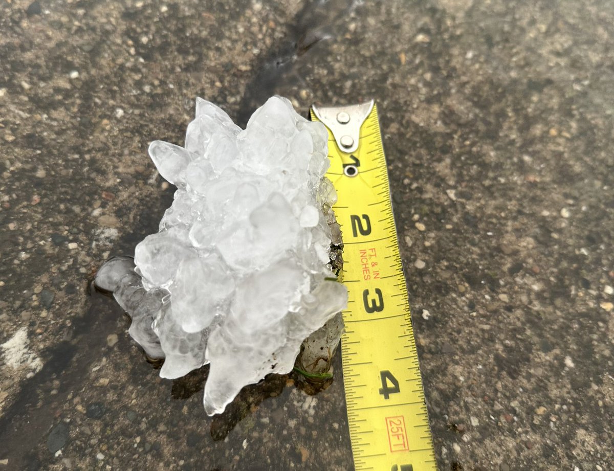 ayvee_wx's tweet photo. @NWSChicago 4in Hail in Darien, IL near Washington St https://t.co/EzZXvjvLSy