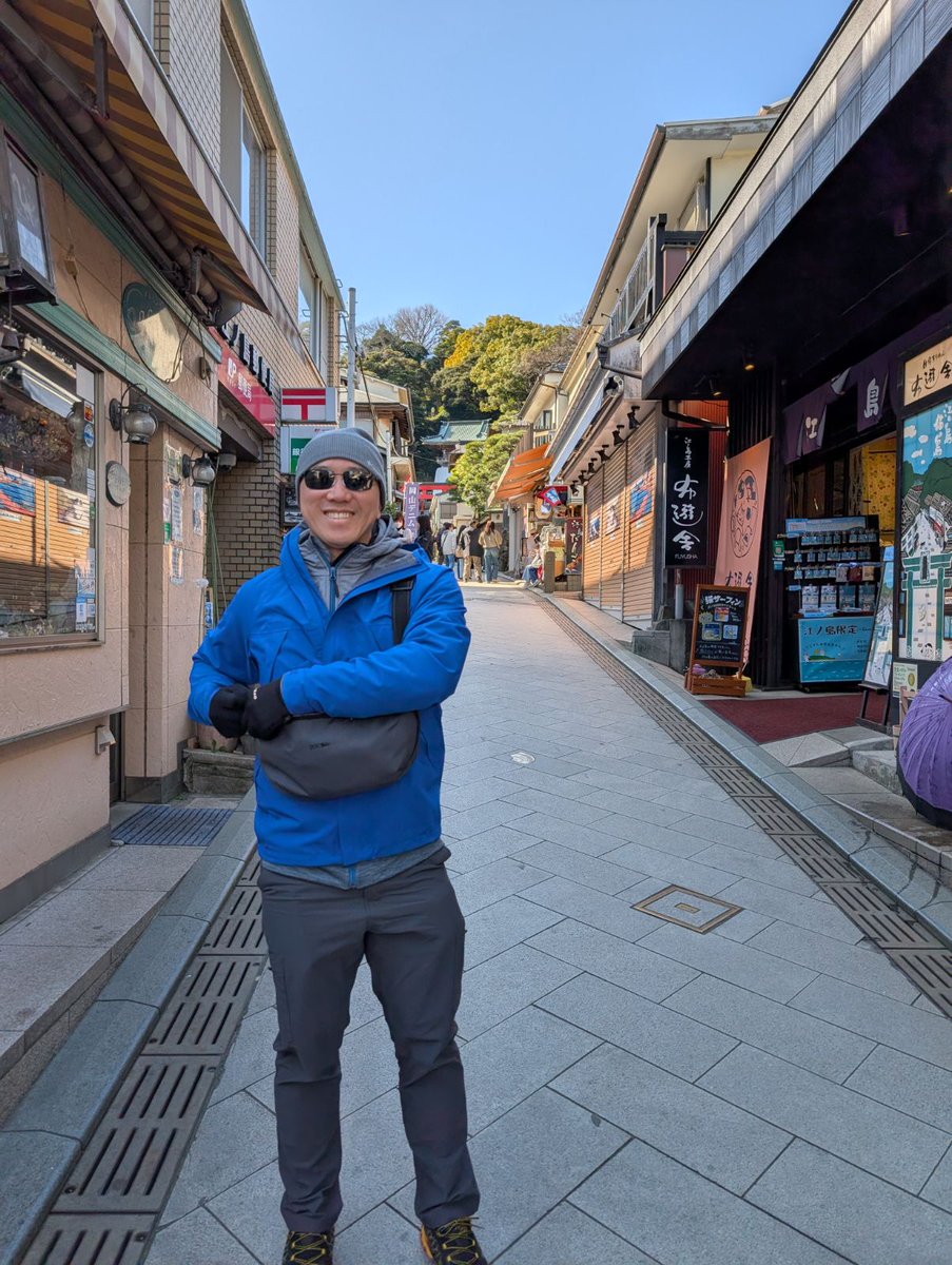 Alex_Tam22's tweet photo. Cold, snowy morning in Japan. Temple stroll, ramen for lunch, then wandering streets full of food stalls and local shops. Everyday life here just feels… magical. https://t.co/vvf22lXAG9