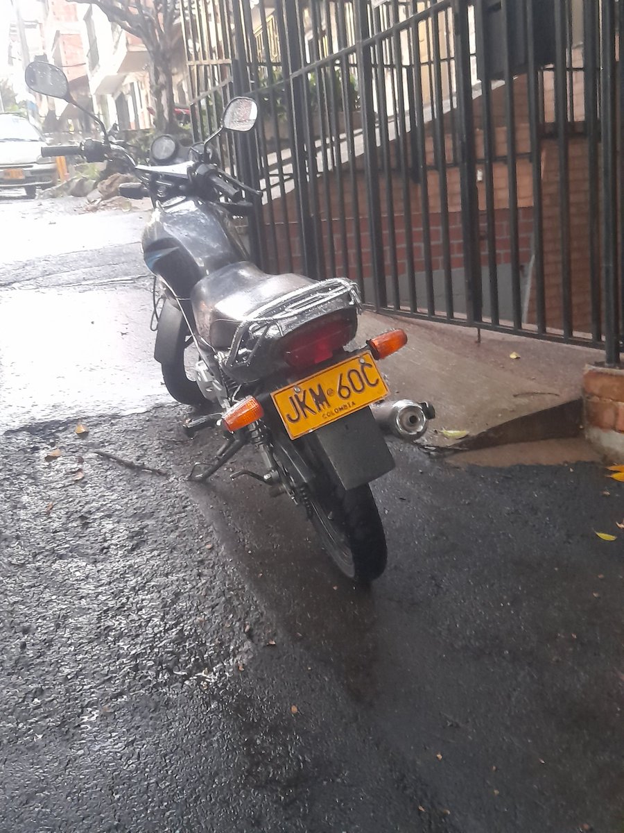LauraTabaresJ's tweet photo. @sttmed como hago para ingresar mi vehículo si el Señor motociclista me obstruye el paso? Cra 45 63a 10 Villa Hermosa https://t.co/34z2zmGyJE