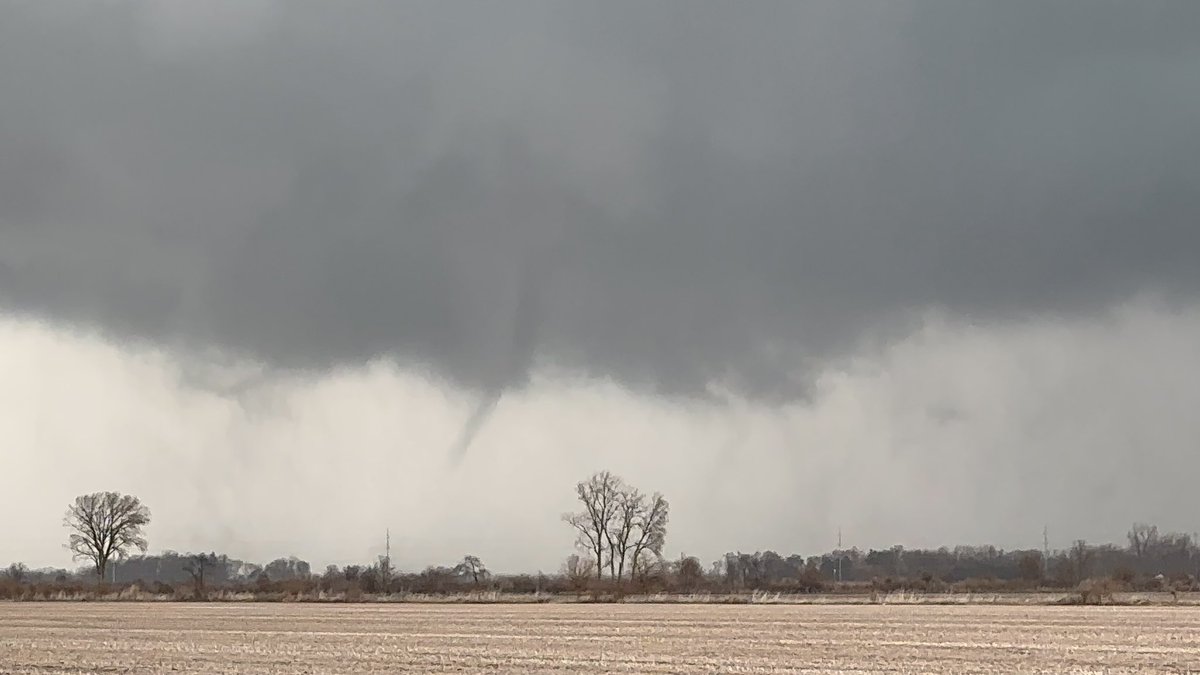 Tornado south of Kankakee Illinois!! #ILwx