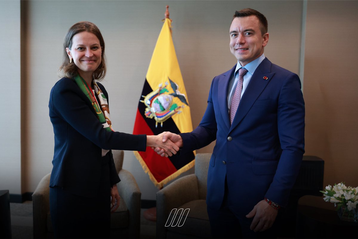 Presidencia_Ec's tweet photo. En un encuentro con la vicepresidenta del @BancoMundialLAC, Susana Cordeiro Guerra, @scordeiroguerra, dialogamos sobre el respaldo del organismo a las reformas económicas del país y el impulso a proyectos que promuevan crecimiento, inversión y más oportunidades para los ecuatorianos.