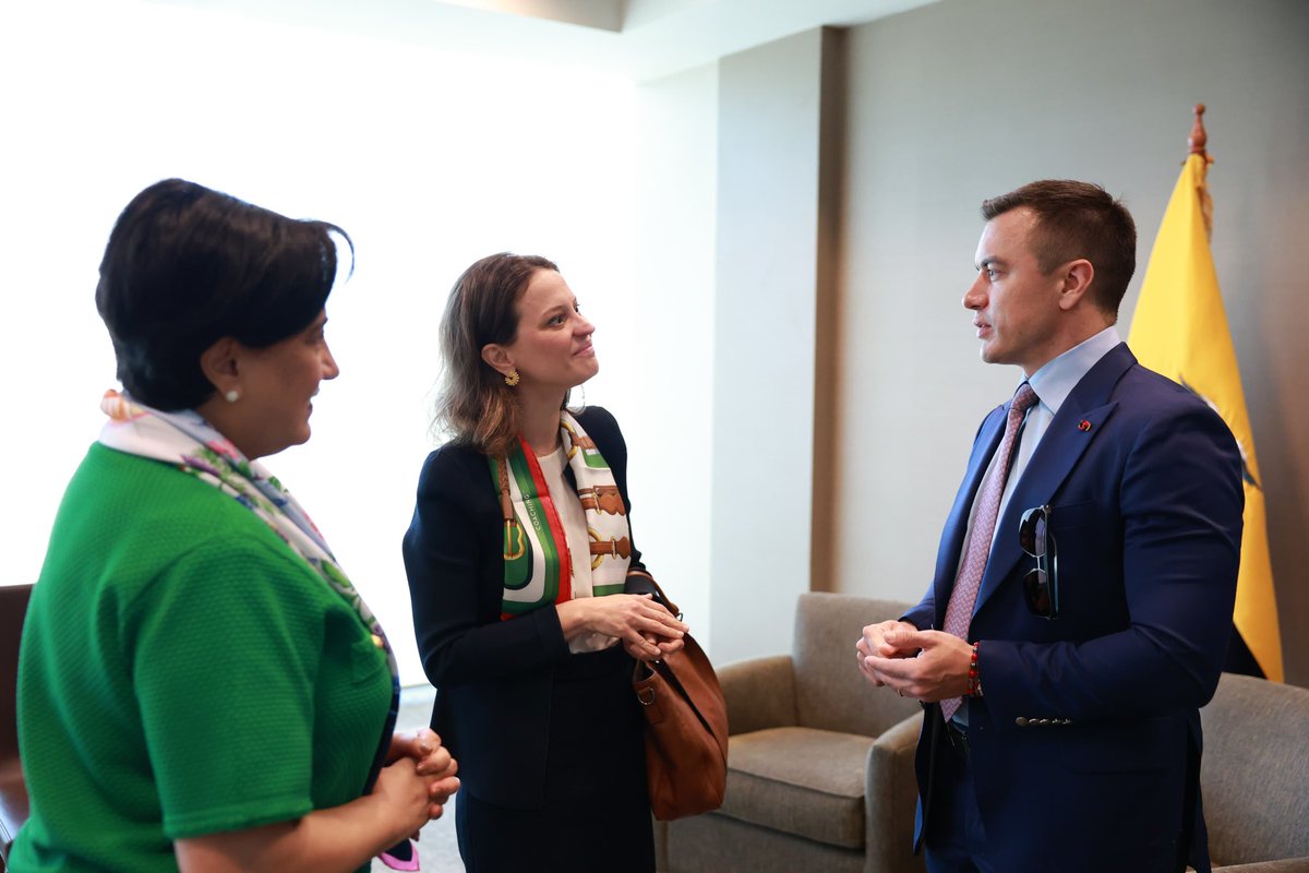 Presidencia_Ec's tweet photo. En un encuentro con la vicepresidenta del @BancoMundialLAC, Susana Cordeiro Guerra, @scordeiroguerra, dialogamos sobre el respaldo del organismo a las reformas económicas del país y el impulso a proyectos que promuevan crecimiento, inversión y más oportunidades para los ecuatorianos.