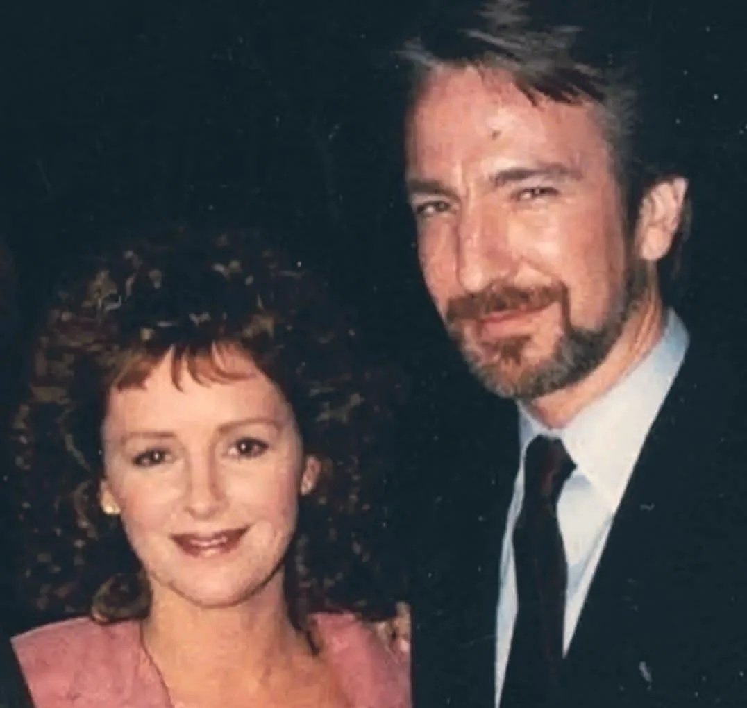 RetroReminiscer's tweet image. A behind the scenes photo of Bonnie Bedelia and Alan Rickman on the set of DIE HARD (1988).