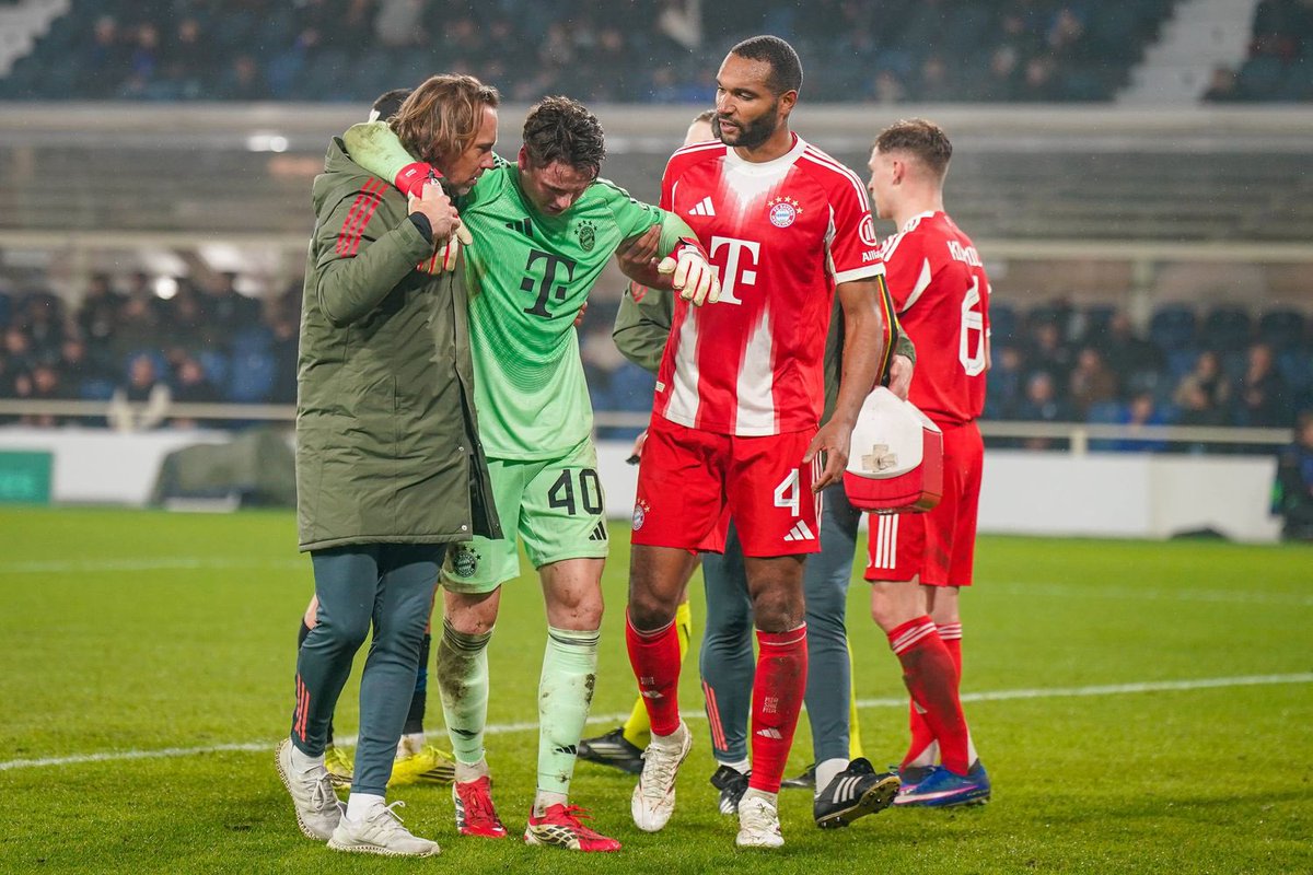 Jonas #Urbig est suspecté d'avoir subi une commotion cérébrale. Il était très désorienté après le match. Il a été transporté à l'hôpital et subit des examens pour des troubles visuels.

Il devrait rater le match face à Leverkusen ! #ATAFCB