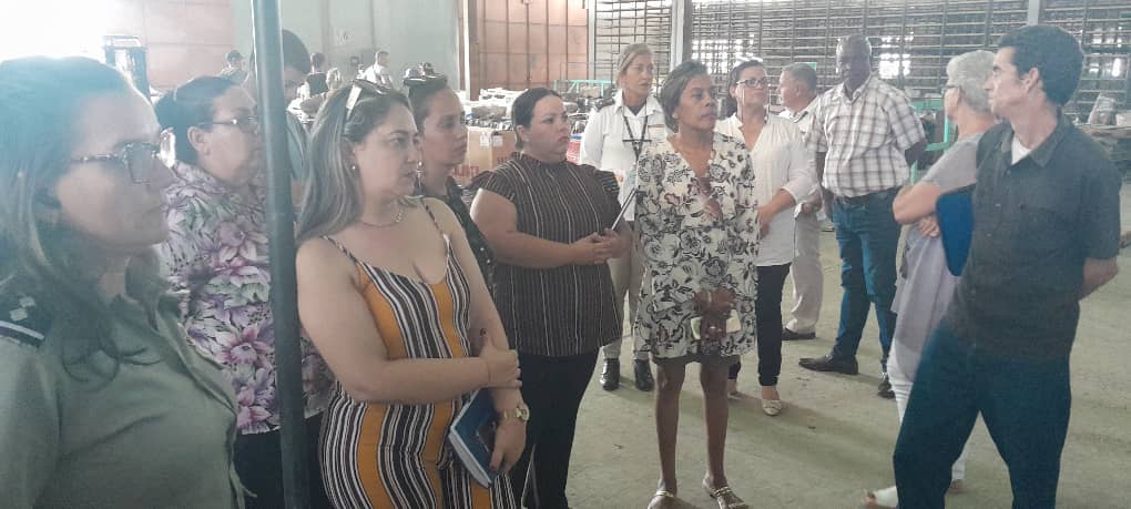 vicejefeagr's tweet photo. Visita de diputados de la #ANPP a la Aduana de Holguín en el marco del Ejercicio de Control y Fiscalización a la #AduanadeCuba. Sostuvieron un fructífero intercambio con jefes, oficiales y autoridades del Aeropuerto, las agencias de Aerovaradero y Correos de Cuba #FronteraSegura. https://t.co/xh0oZW2ZB4