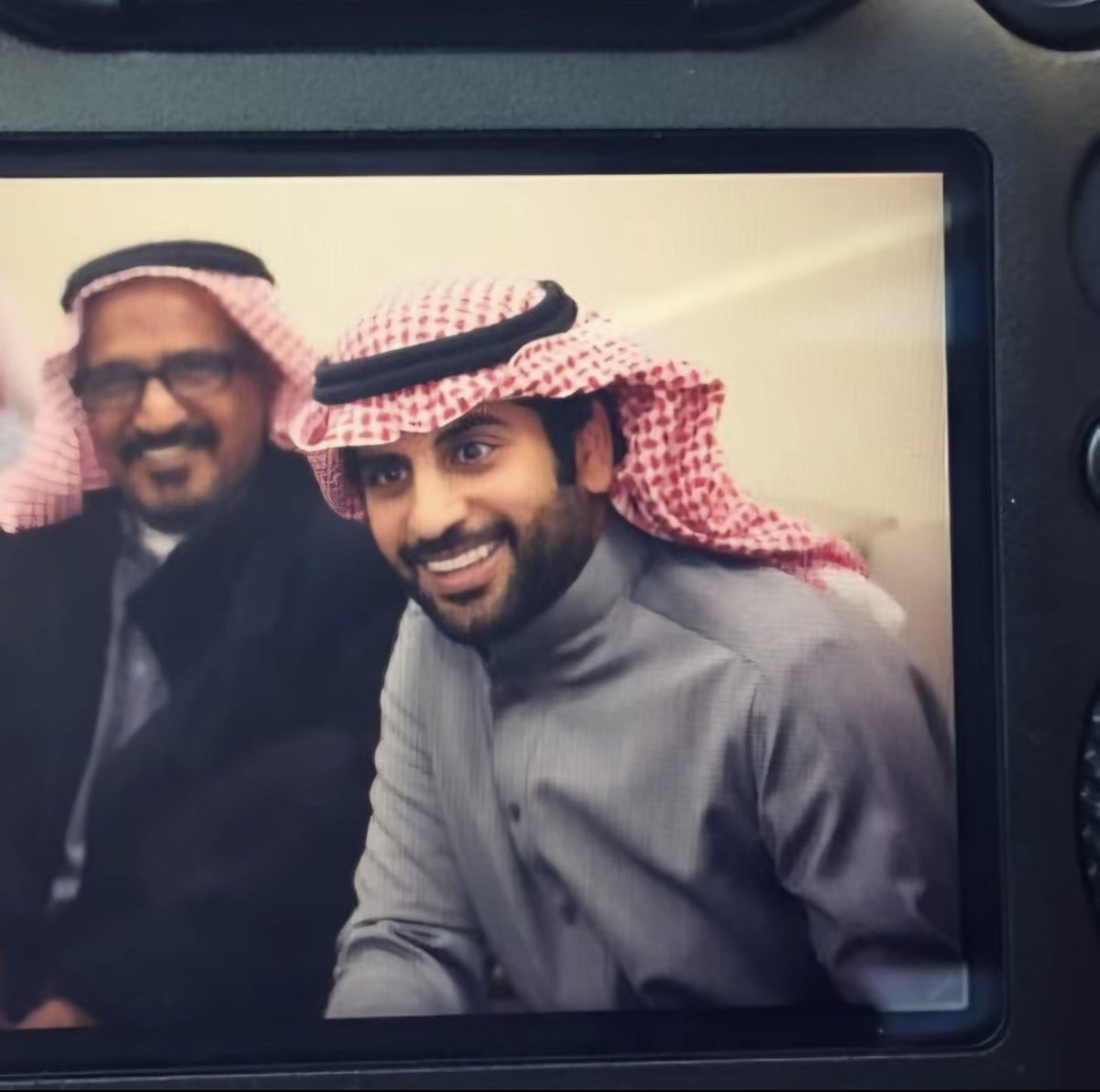 a3yt8's tweet photo. الخذلان بـ لحظات الإدراك الاخير جسدها 
سعد و سعد :

أحسب أنك تيمم بأ تجاهي وين مايممت 
إثر لا أنت بوراي بالطريق ولانت قدامي.
- سعد بن جدلان 

أحسب إني معك واصل حدودٍ بعيده
وأثرني أركض لحالي .. وواصل لحالي"
- سعد بن علوش https://t.co/vj7v9FNTgu