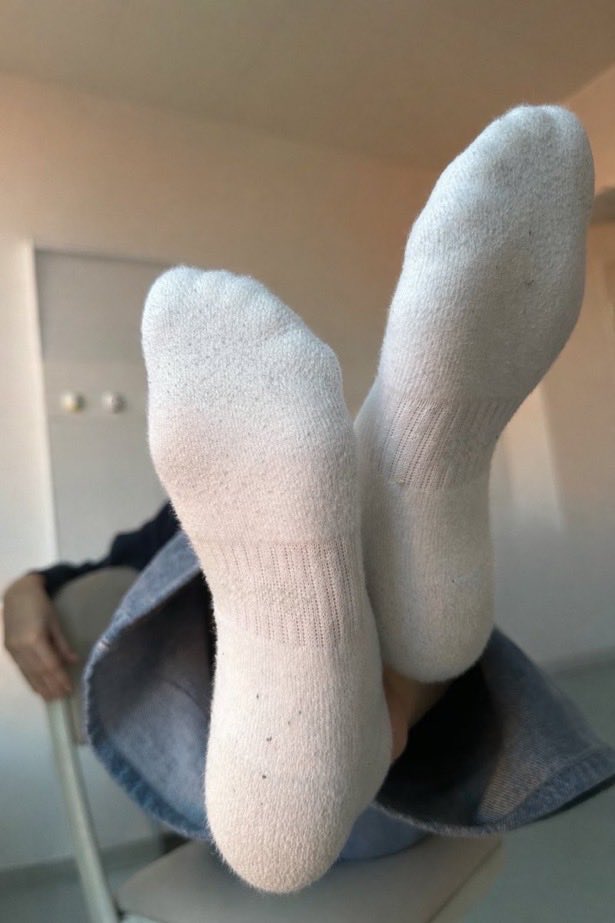 louna2568's tweet photo. Une offrande = une récompense 😈🦶

#moneyslave #moneymiss #feetfetısh #feet #domina #feetpics #toes #soumis #moneyslavefr https://t.co/UmZ36BkErs
