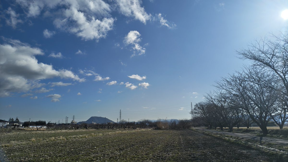 おはようございます☀

天晴れ気持ちいい朝ですね😊
現在の気温は2度と寒いですが日中の最高気温は8度の予報少し暖かくなりそうです😊
昨日は仕事が休みになったので男一人旅してました😊

皆さん健康第一で福のある素敵な1日を👋🥸
#イマソラ
 #空ネット 
 #福島市
 #福の空
 #ギャラリー梟前
