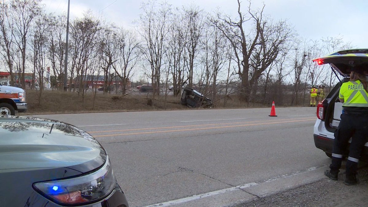 Media371's tweet image. Two vehicle crash on North Service Road west of Third Line in #Oakville earlier. SUV rolled over into a ditch, male driver transported to hospital by @HaltonMedics207. Second vehicle fled the scene.  @oakvillepffa