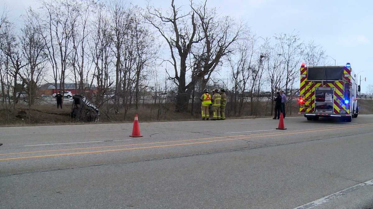 Media371's tweet image. Two vehicle crash on North Service Road west of Third Line in #Oakville earlier. SUV rolled over into a ditch, male driver transported to hospital by @HaltonMedics207. Second vehicle fled the scene.  @oakvillepffa
