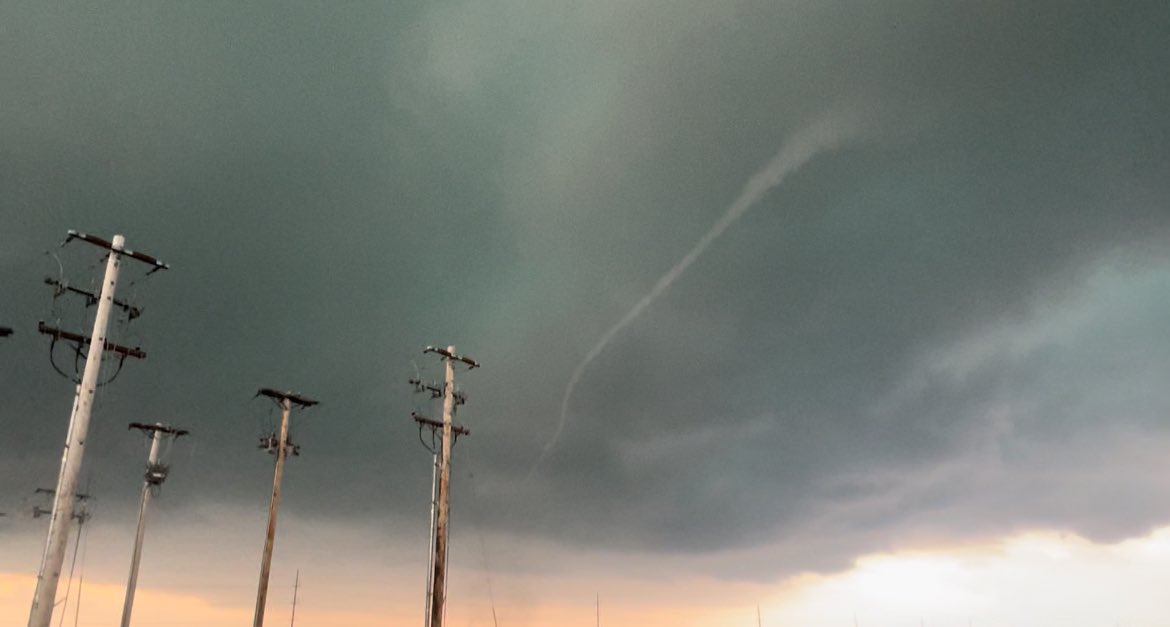 rossarwx's tweet photo. Rope tornado ⁦@NWSChicago⁩ https://t.co/K6oTAjHOwT