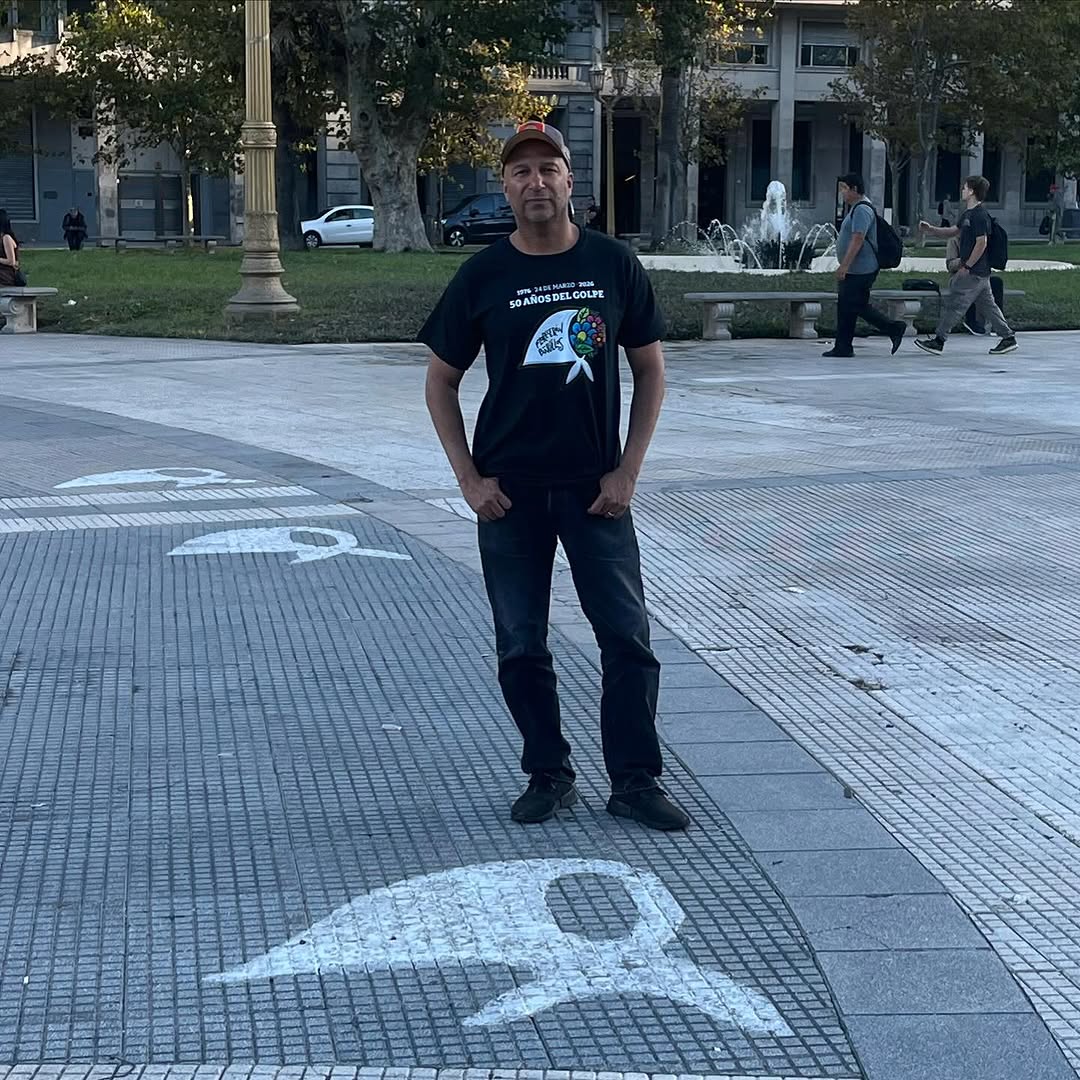 El fundador de Rage Against the Machine, Tom Morello, visitó la sede de las Abuelas de Plaza de Mayo y posó frente a Casa Rosada durante su paso por Argentina.

corta.com
